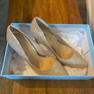 Women’s size 8 sparkly gold high heels!! Comes with original box.